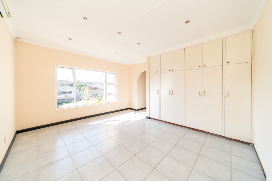 5 Bedroom Property for Sale in Beacon Bay Eastern Cape